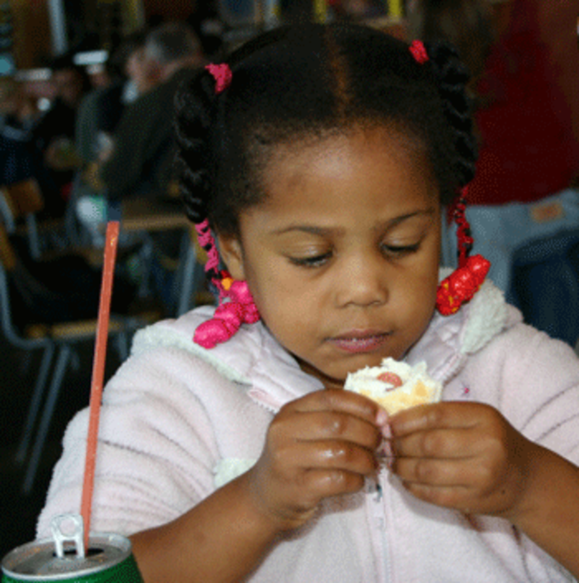 african-child-eating