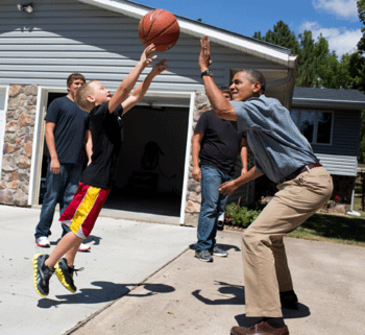 obama basketball1 photo obama basketball1 Why Obama, Progressives Are Winning on Issues