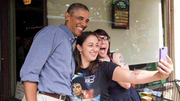 https://www.laprogressive.com/wp-content/uploads/2014/04/obama-selfie-590.gif