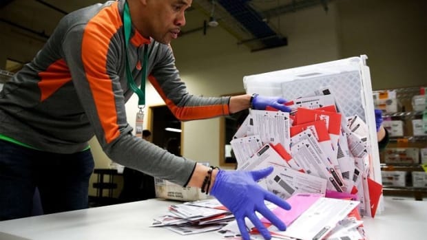 Election worker Erick Moss sorts vote-by-mail ballots for the presidential primary at King County Elections in Renton, Washington, on March 10, 2020. (Photo: Jason Redmond/AFP)