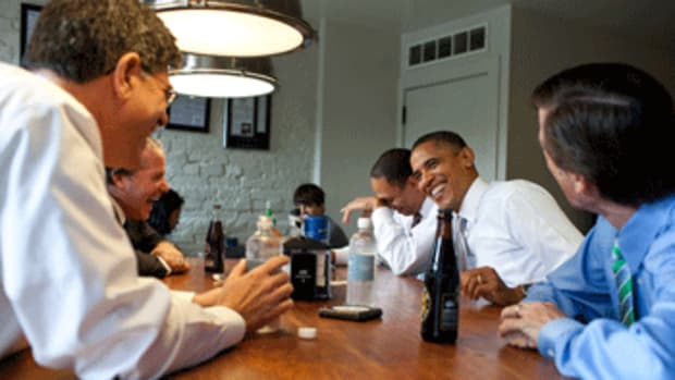 President Barack Obama has lunch at Good Stuff Eatery in Washington, D.C., with staff members who worked on the debt negotiations, Aug. 3, 2011. Official White House Photo by Pete Souza)