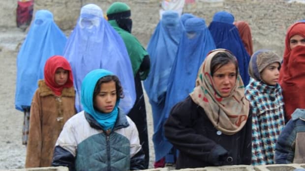 Girls and mothers, waiting for their duvets, in Kabul (Photo: Dr. Hakim)