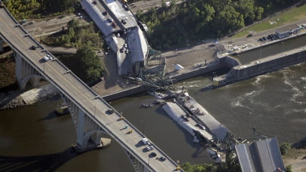 Bridge Collapse Crises in the United States