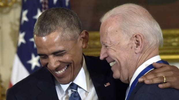 biden-obama-president-barack-obama-laughs-vice-president-joe-biden-ceremony-di-640x459