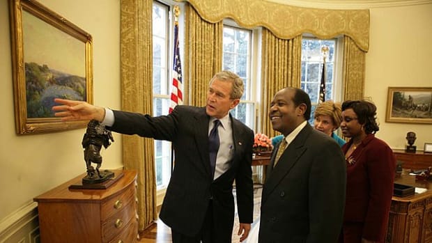 640px-President_George_W._Bush_and_Mrs._Laura_Bush_Meet_with_Paul_Rusesabagina_and_His_Wife,_Tatiana,_in_the_Oval_Office
