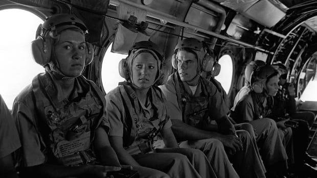A_group_of_midshipmen_enrolled_in_the_Naval_Reserve_Officers_Training_Corps_(NROTC)_wait_to_take_off_for_a_demonstration_flight_in_a_CH-46_Sea_King_helicopter._The_midshipmen_are_pa_-_DPLA_-_6132d62f4f97e99e8ff9734d5fe3f492