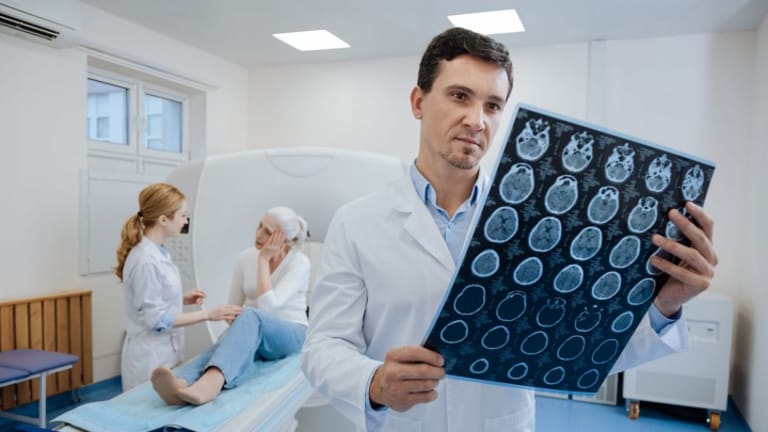 What does a neurologist in Queens do?