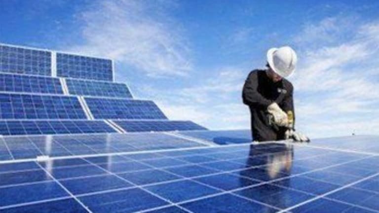 Latinos Mobilize to Save Rooftop Solar in California