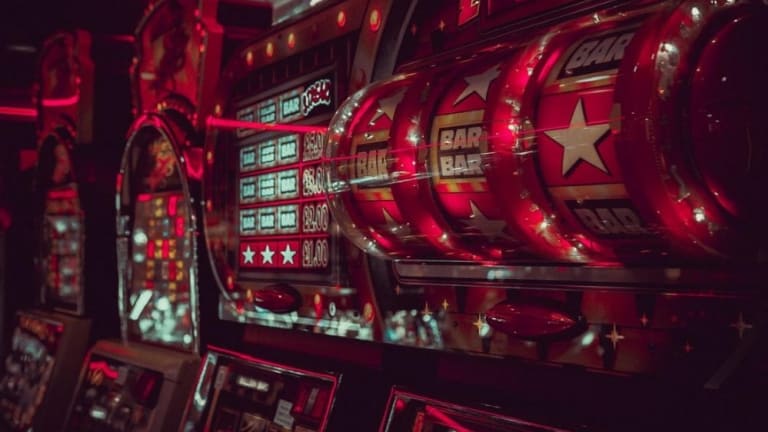 How to Play Slots and Win: Tips by Professional Gamblers