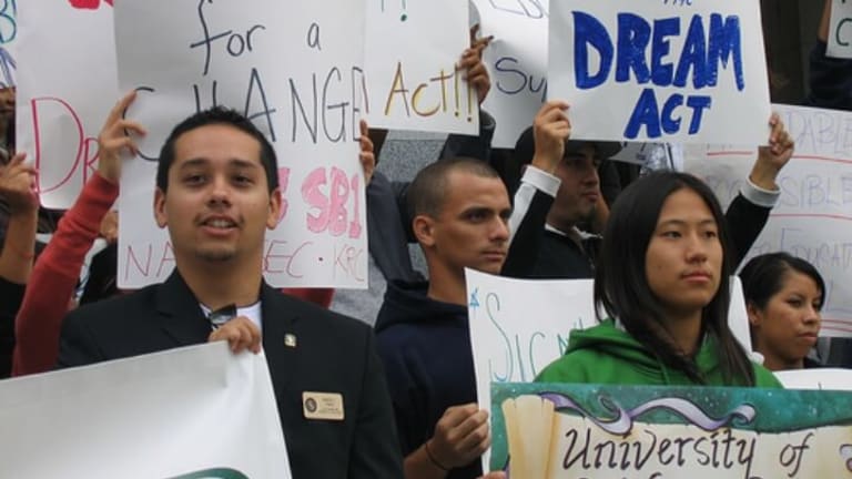A Chicana/o Manifesto on Community Organizing: Reflections of a Scholar-Activist