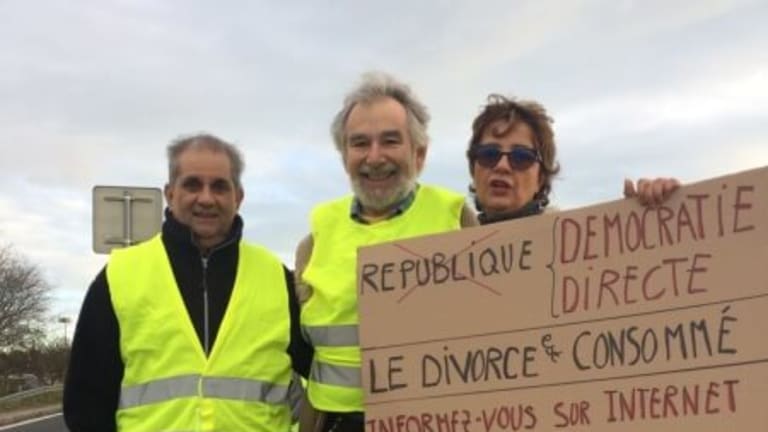 Seasons Greetings from France’s Yellow Vests: “We Are Not Tired”