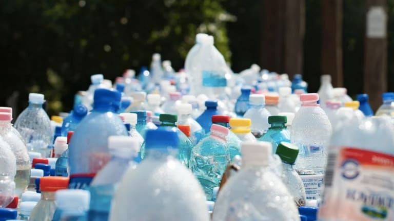 5 Alternatives to Plastic Water Bottles That Are Just As Convenient