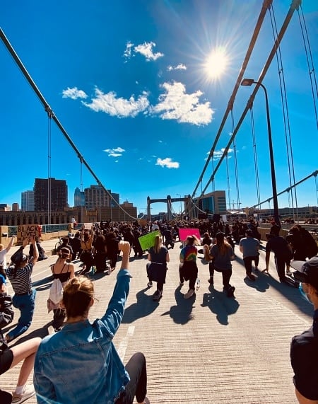 Thousands of protesters kneeling on the bridge in silence for George Floyd in Minneapolis. (Bri Lewerke @brilewerke / Twitter)
