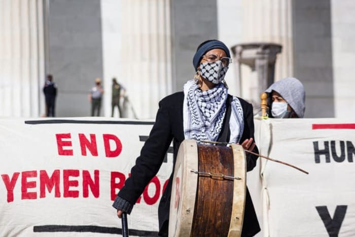 Iman Saleh fasting in Washington D.C. to protest the blockade and war against Yemen (Photo credit: Detroit Free Press)
