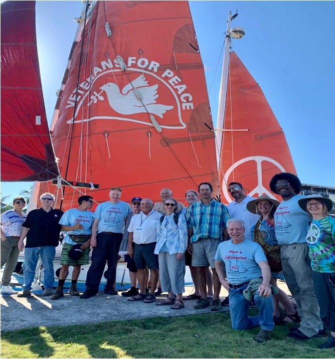 Une délégation de Vétérans pour la paix visite le bateau de la paix de la règle d'or à la marina d'Hemingway