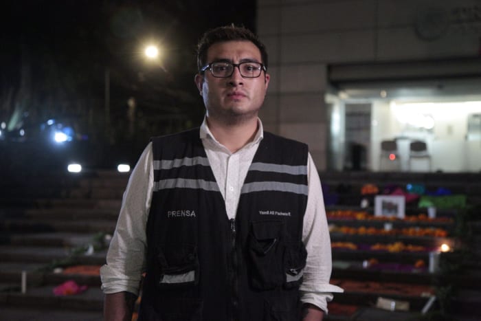 Ali Pacheco during a vigil for assassinated journalists and in defense of labor rights in front of the Ministry of Labor and Social Security on Oct. 29, 2021, 5½ years after his father was murdered. Photo by Paola Macedo