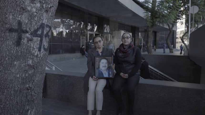 Verónica Romero and her daughter Priscilla Pacheco outside the Fiscalía General de la República (Mexico’s Attorney General) in Mexico City on Sept. 24, 2021. Photo for the documentary "Dos relámpagos al alba" by Ojos de Perro vs la Impunidad.