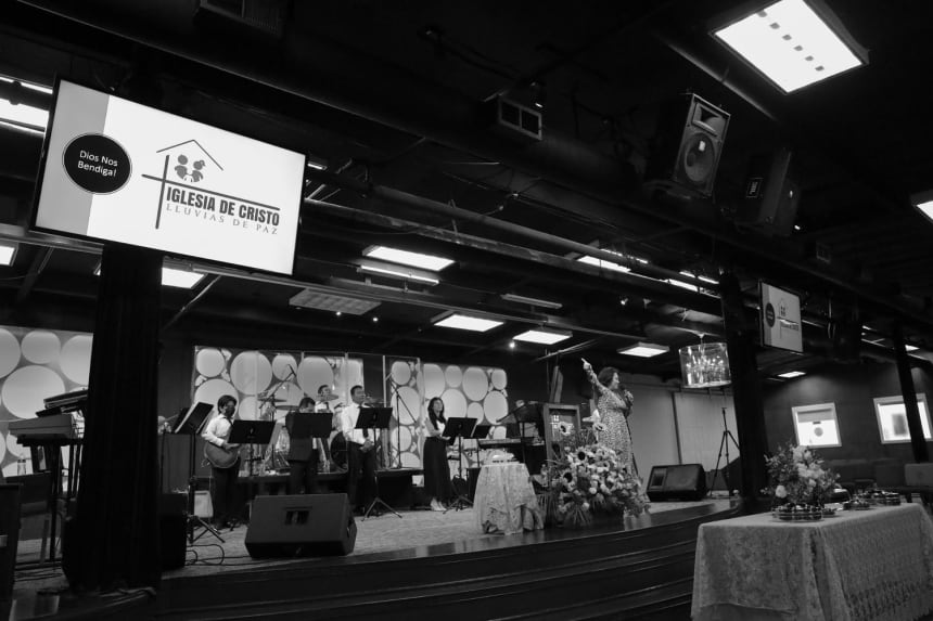 Leonor leads Sunday church service at the Iglesia de Cristo Lluvias de Paz in Hawthorne, California. July 10, 2022. Photo by Zaydee Sanchez for palabra.