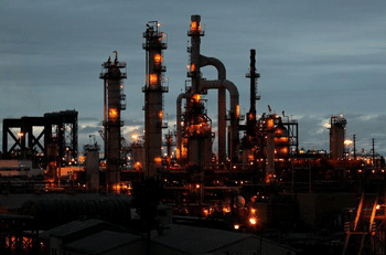 Valero Energy Corp intends to construct a rail terminal in LA Harbor to import for processing 60,000 barrels of diluted bitumen (dilbit) per day from Canada’s tar sands, without public comment or environmental review. Photo By Christina House in the LA Times.