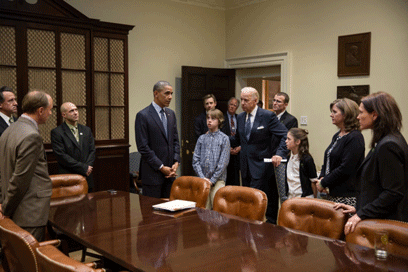 obama with gun victims