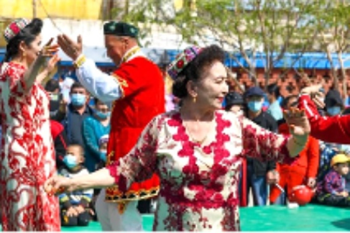 Uyghur dancers welcome tourists in China's Xinjiang Uygur autonomous region, April 10, 2021. (XINHUA)"