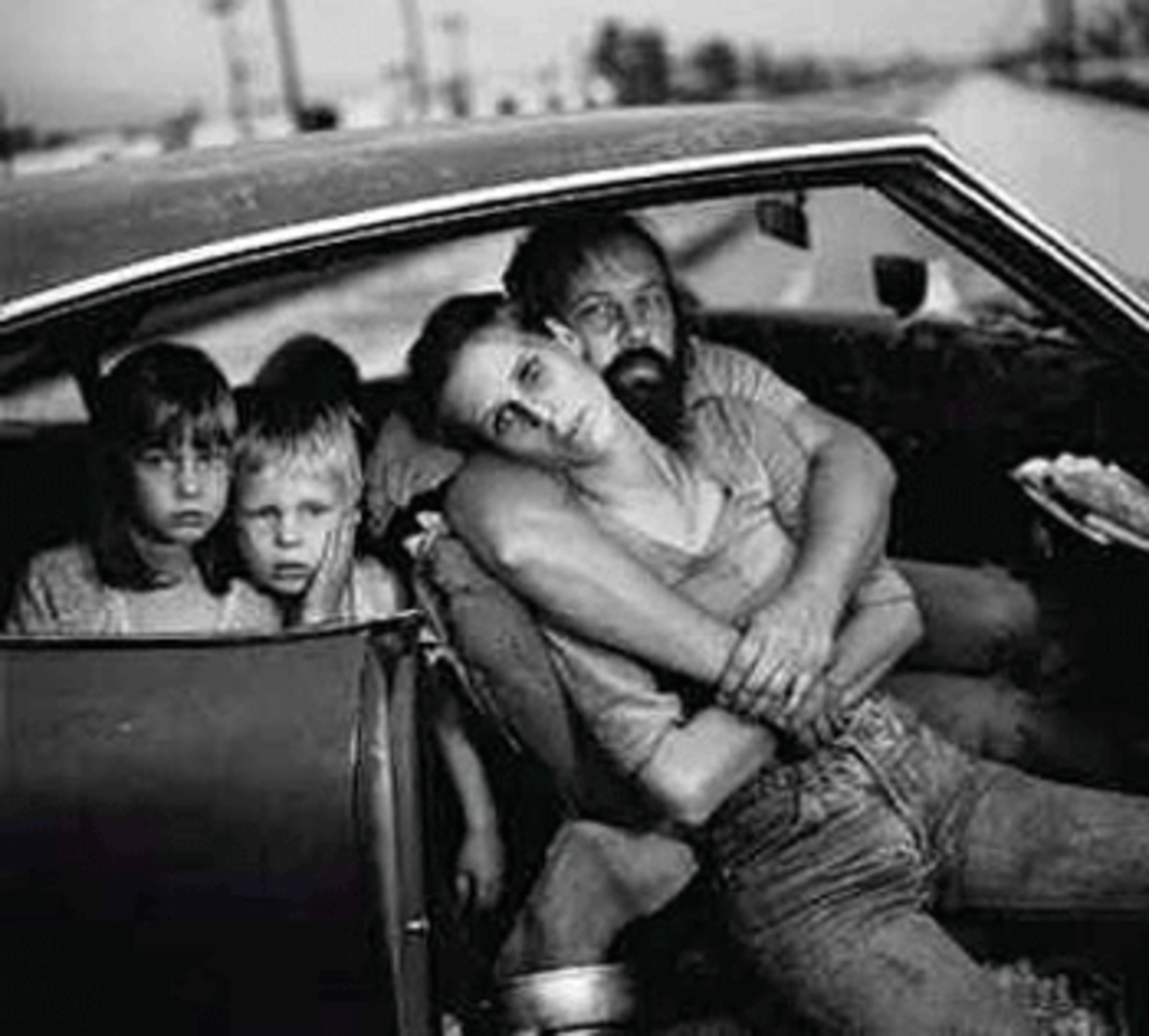 ES_homeless-family-in-car