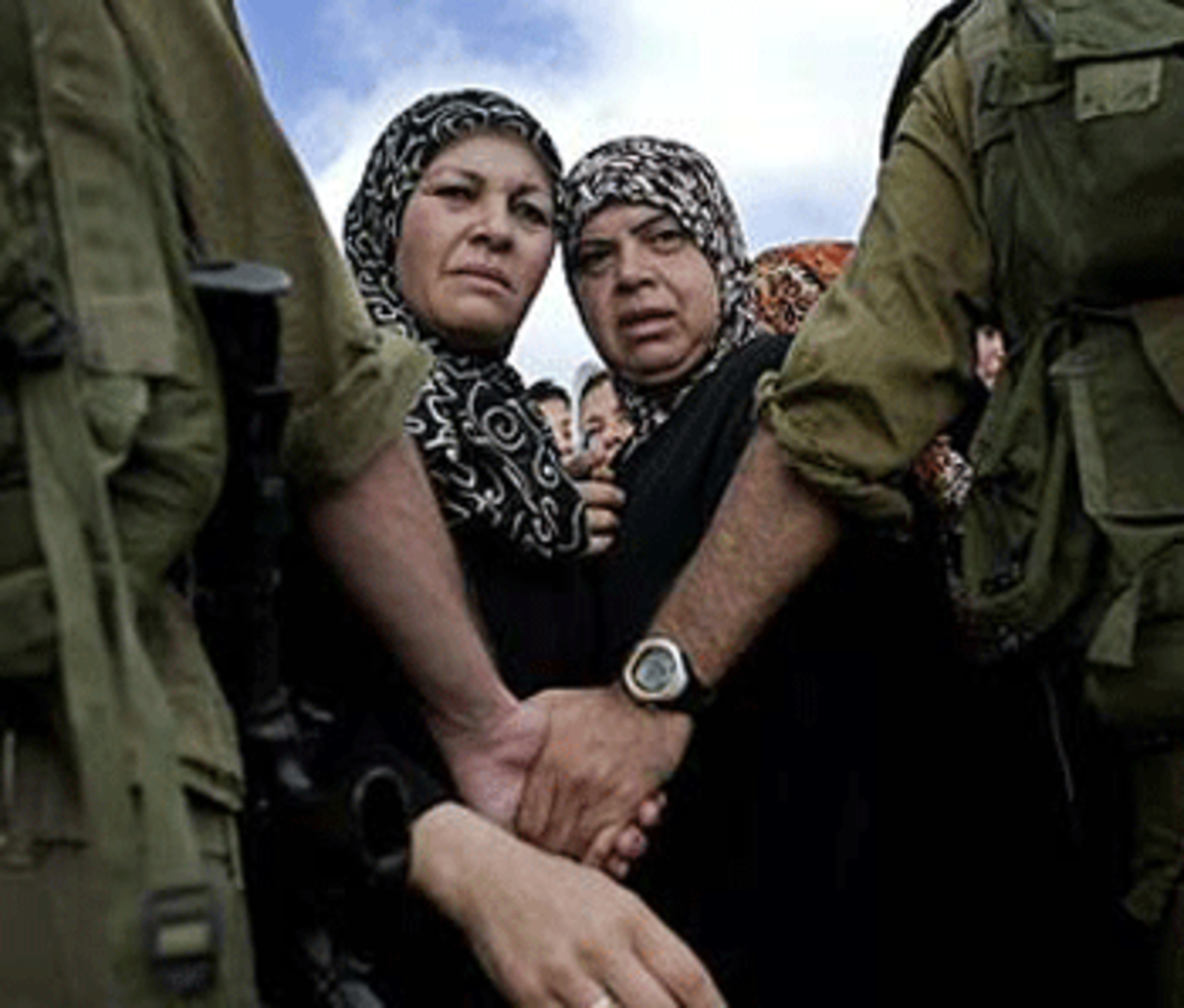 Palestinian beaten before being released to Strip (Photo: AFP)