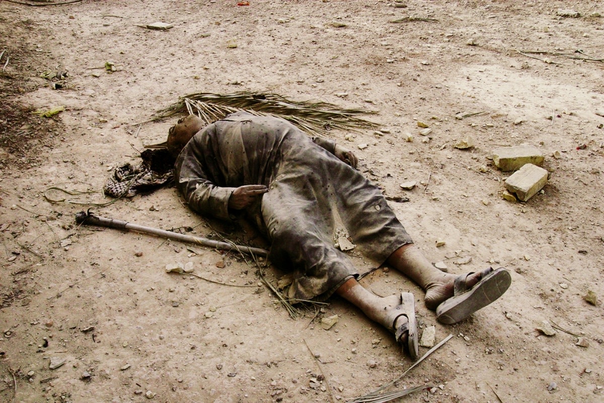 The body of a man shot by Marines at the Diyala Canal on the outskirts of Baghdad on April 7, 2003. (Photo: Laurent Van der Stockt)