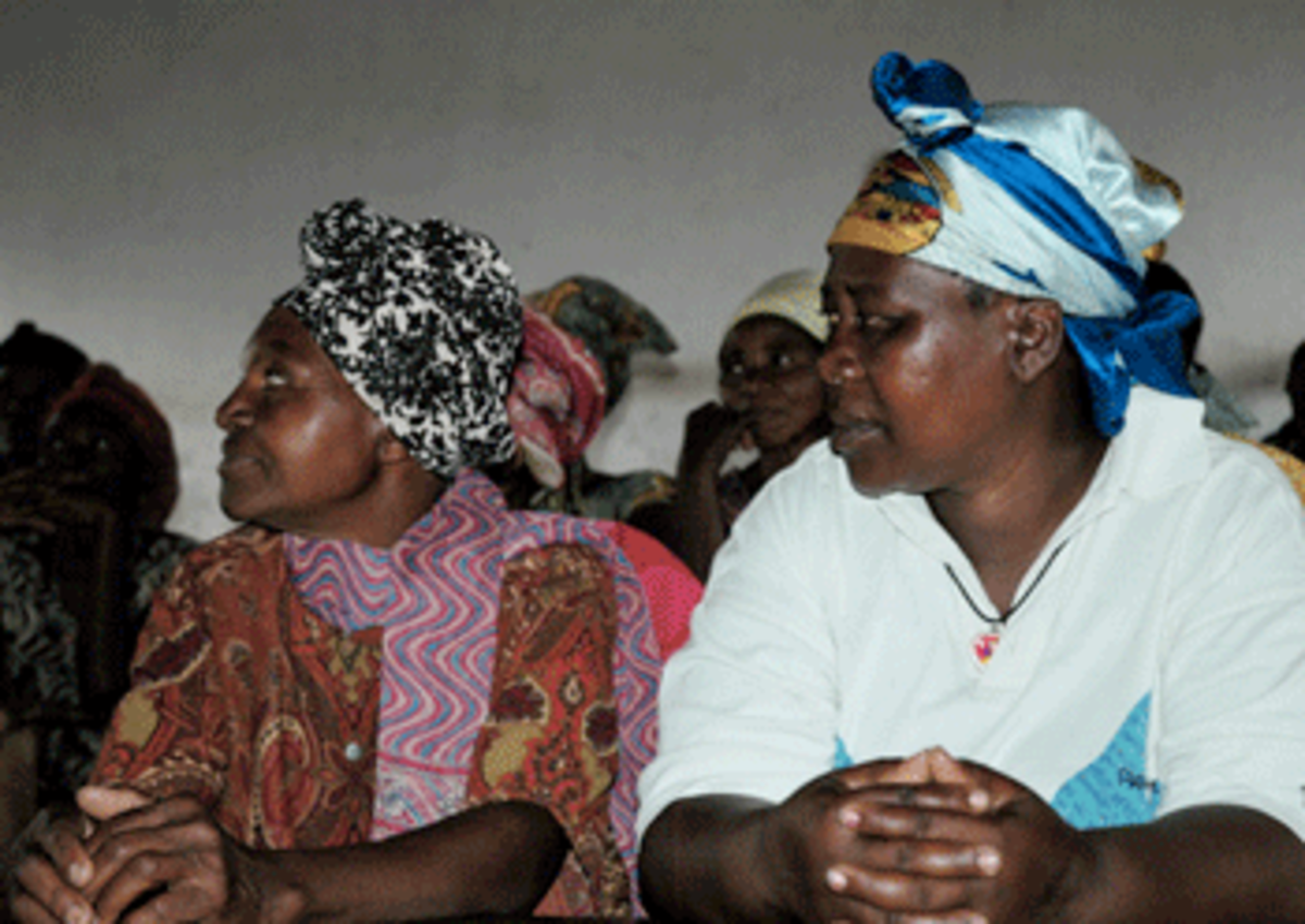 Image: Gathering of midwives in January 2009 to assess needs© Nienaber