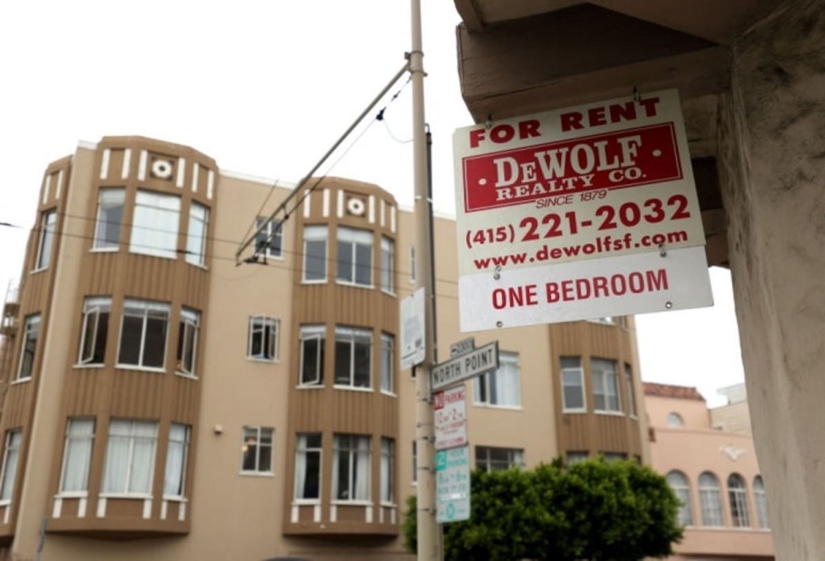 SAN FRANCISCO, CALIFORNIA - SEPTEMBER 01: A for rent sign is posted in front of an apartment buidling on September 01, 2020 in San Francisco, California. San Francisco rental prices have dropped nearly 15 percent in the past year as residents begin moving away from the city. (Photo by Justin Sullivan/Getty Images)