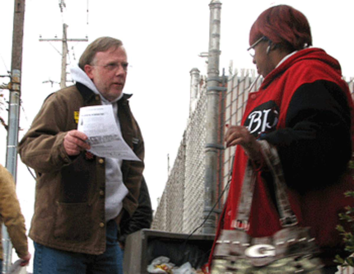 ill Londrigan, president of the Kentucky State AFL-CIO, leafletting Louisville packing plant. (Photo: Mandy Dixon)
