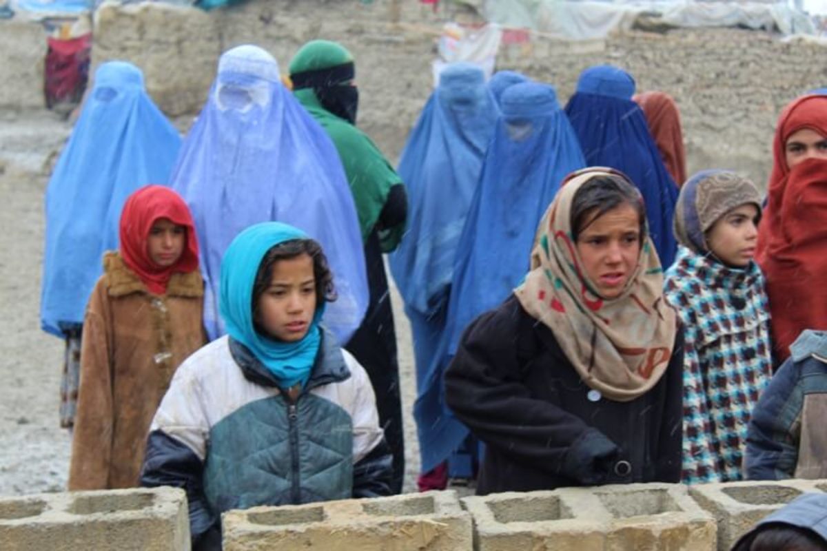 Girls and mothers, waiting for their duvets, in Kabul (Photo: Dr. Hakim)