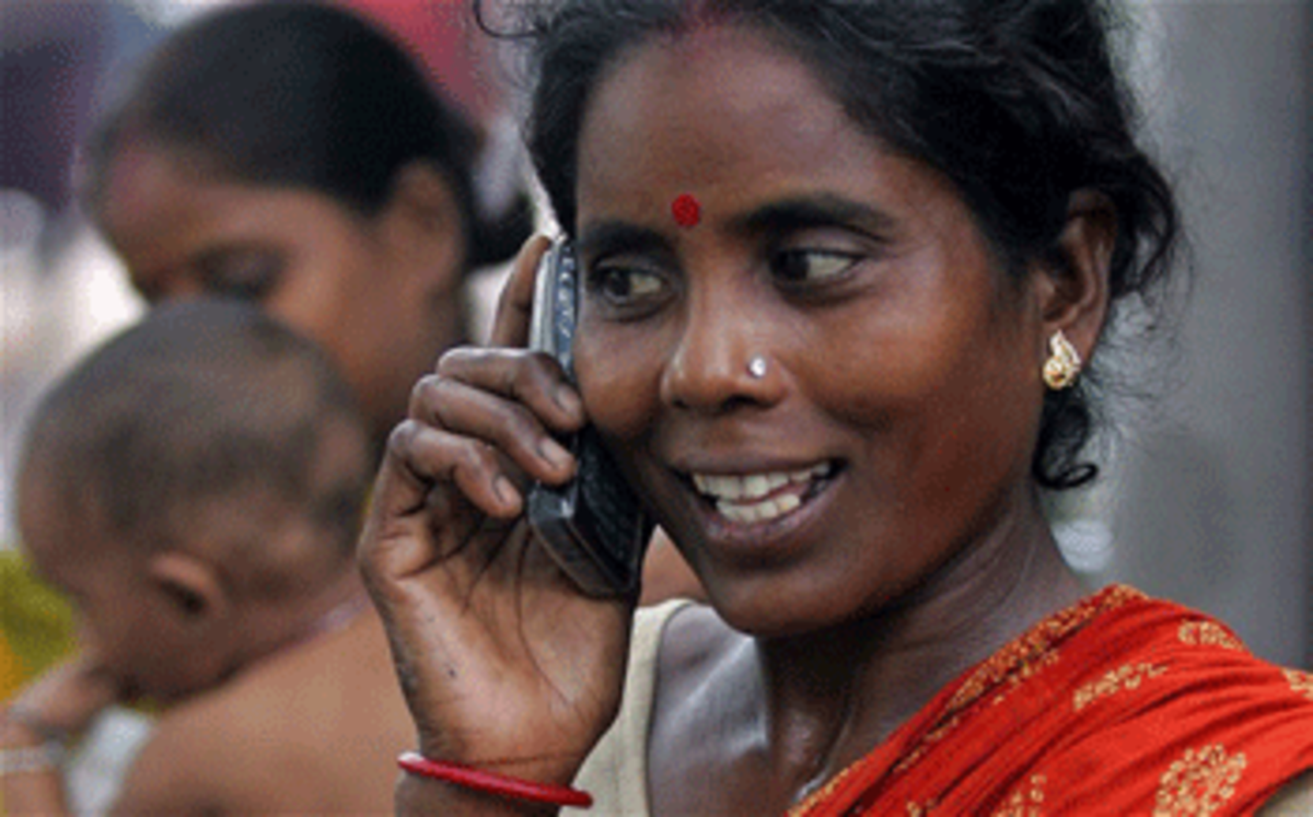 indian-woman-cellphone-350