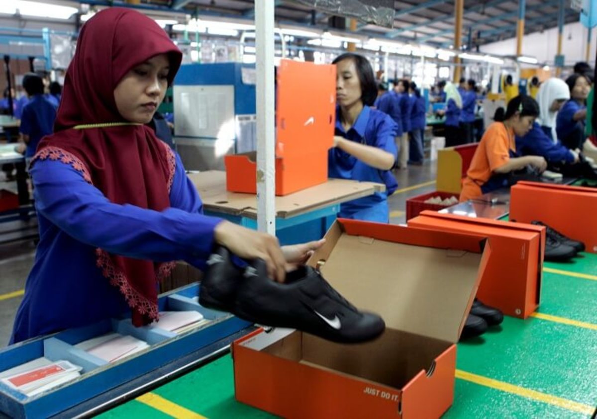 Workers pack shoes at a Nike factory in Tangerang in West Java province August 2, 2007. (Photo: Reuters, Crack Palinggi)
