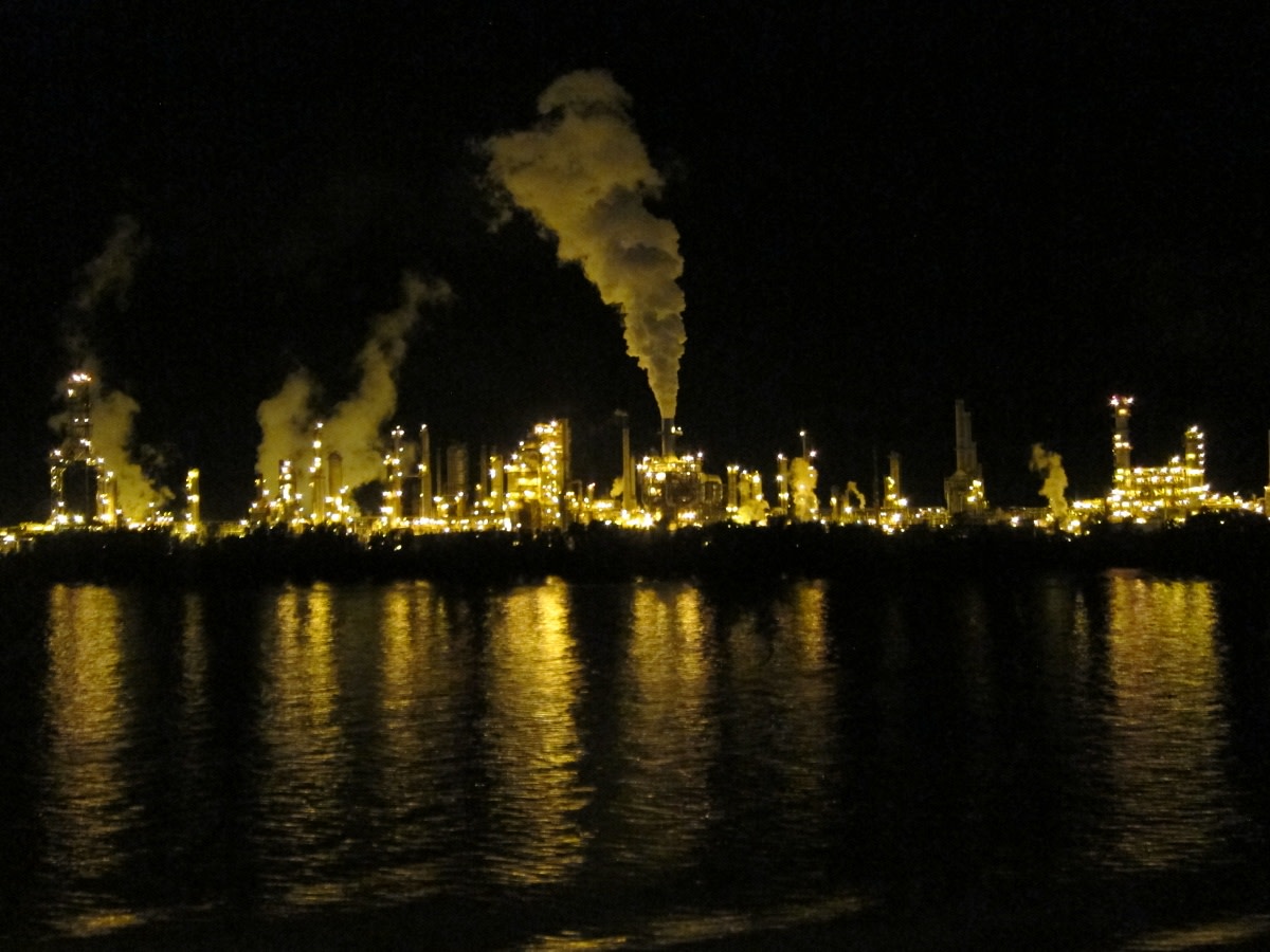 A slew of enormous petrochemical facilities shape the skyline and pollute the environment along the Mississippi River corridor. (Photo credit: wisepig/Flickr)