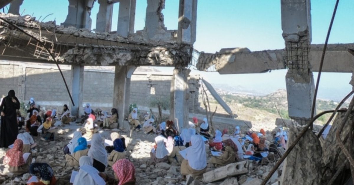 Yemeni children study in the rubble of their school, which was destroyed by the violent war in the city of Taiz, Yemen 23 Dec 2018 (Photo: Akramalrasny via shutterstock.com)