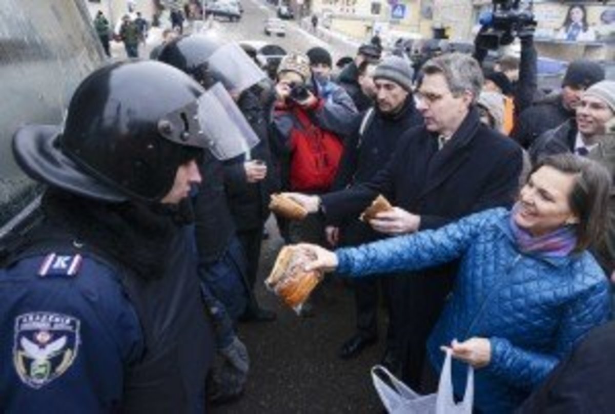 Victoria Nuland handing out snacks to Ukraine protesters.