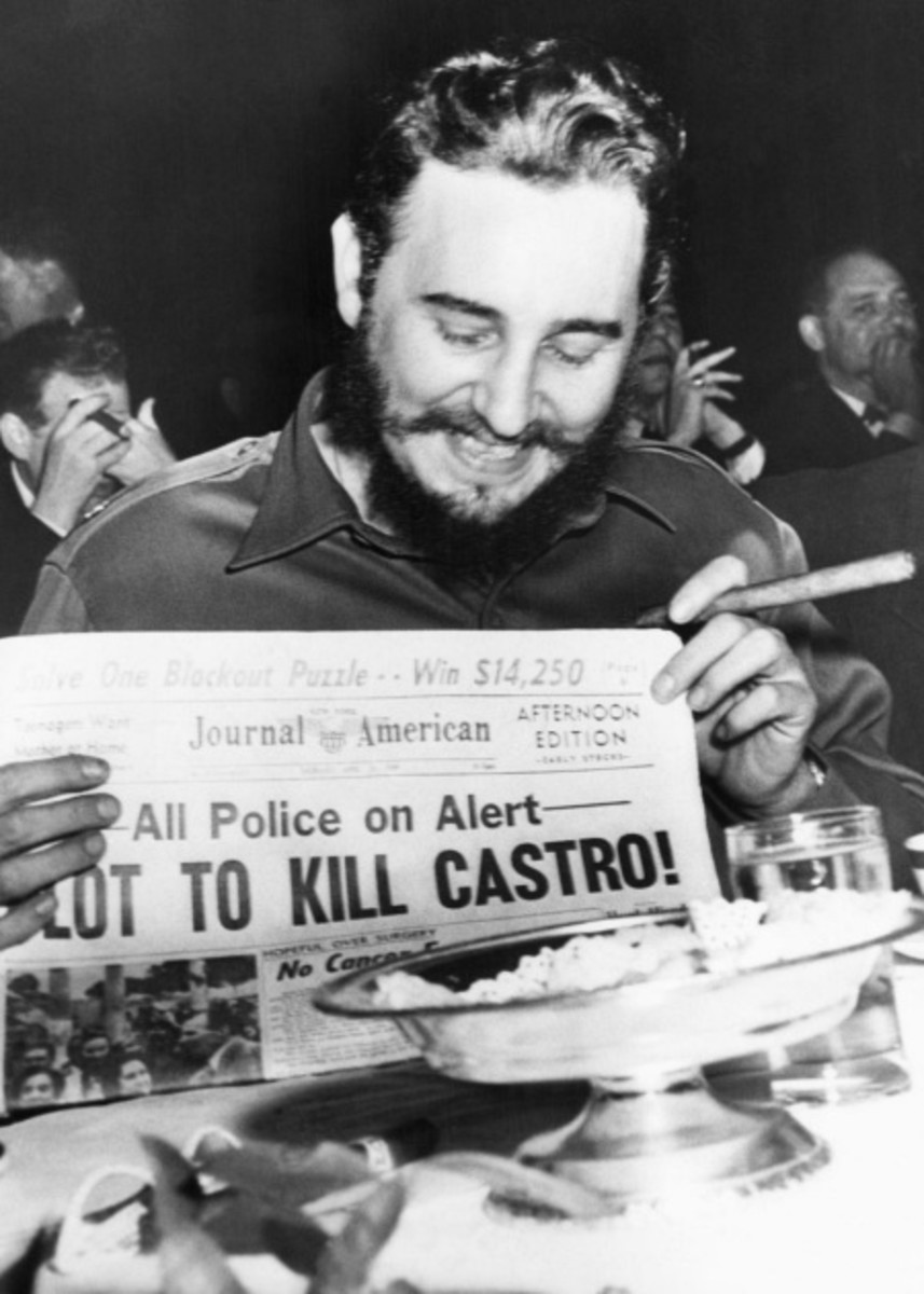 Fidel with newspaper documenting plots against him by the likes of Félix Rodríguez. [Source: quora.com]