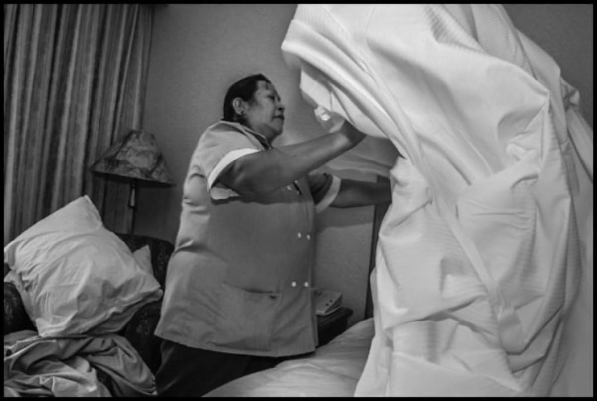 Lupe Chavez, a leader of Local 2, makes up a bed at the Hilton. 