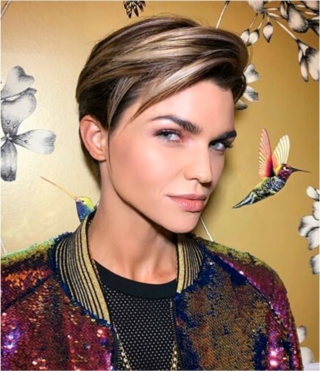 15 Popular and Contemporary Short Hairstyles with Bangs