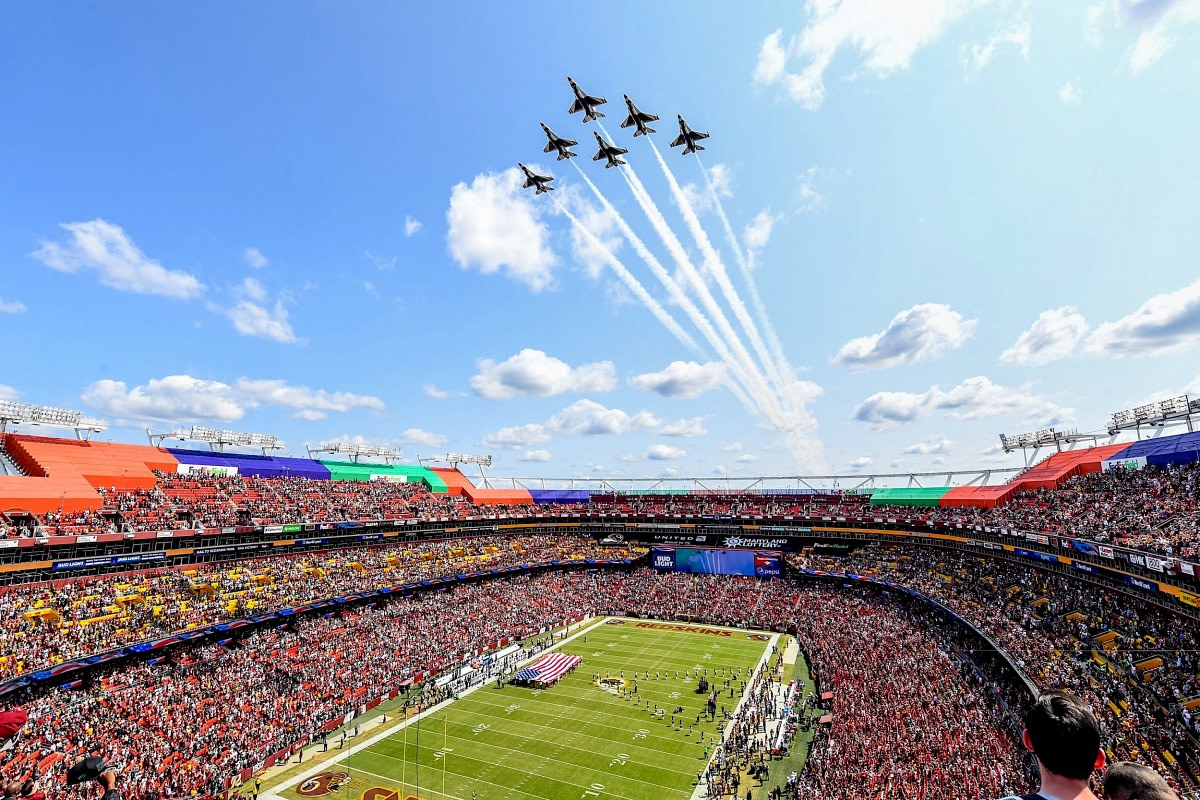 U.S. Air Force Thunderbirds conduct a flyover before an NFL game between Philadelphia and Washington at FedEx Field in Landover, Maryland, on Sept. 10, 2017. (Ricky Bowden/U.S. Army)