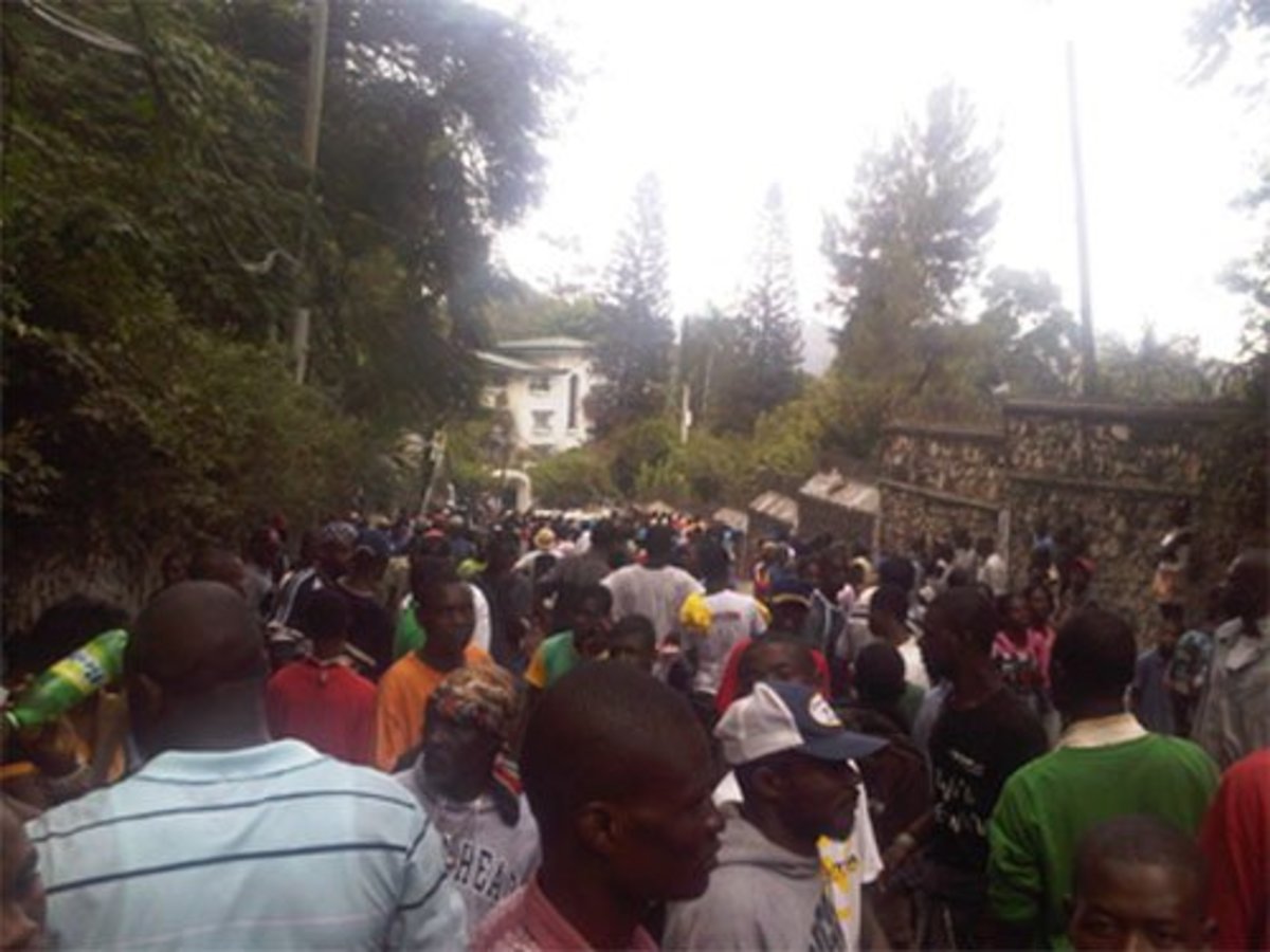 Election protest crowd in front of President Preval's house