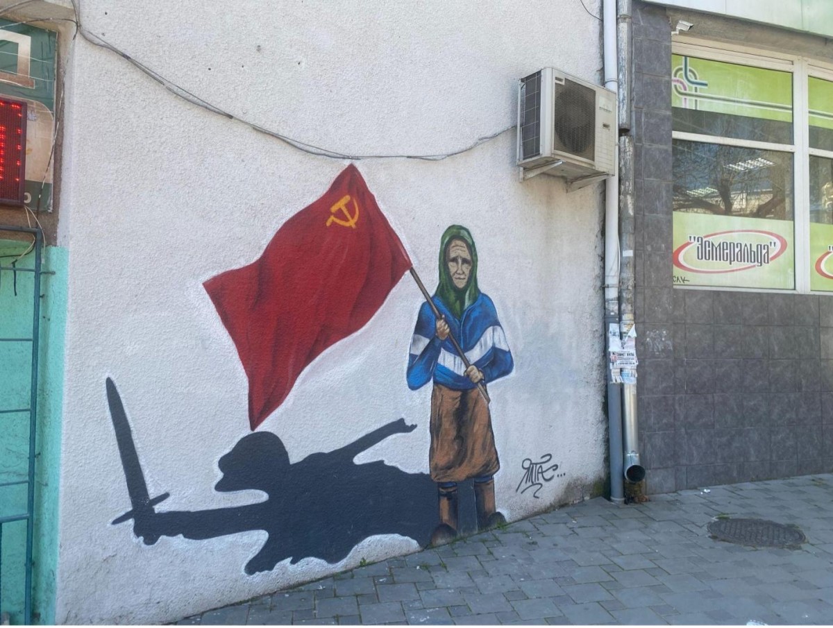 Mural to old woman protecting the red flag in Donbas © Daniel Kovalik