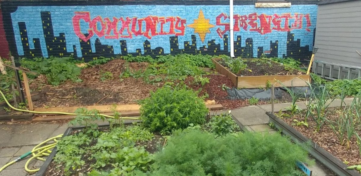A mural enlivens the landscape of Our Garden / Nuestro Jardin in East Boston, Mass. Photo by Laura Carmen Arena for palabra