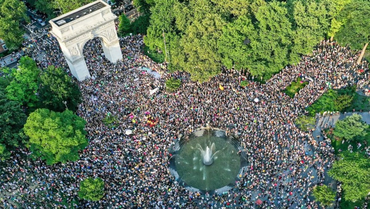 Thousands rallied at Washington Square Park in New York on June 24 to protest the overturning of Roe and to defend women’s right to choose abortion. (Photo: Anadolu Agency)