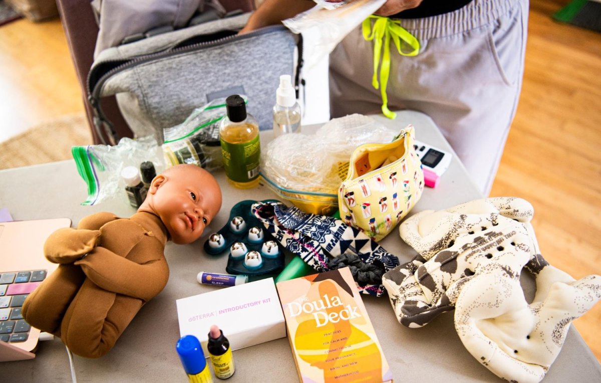 When a person is 37 weeks pregnant, Anabel Rivera gets her doula bag ready, knowing she could be called at any time. She carries lavender oil, homeopathic medicine, hand massage items, and affirmation cards, among other items. Photo by Mariela Murdoco for palabra