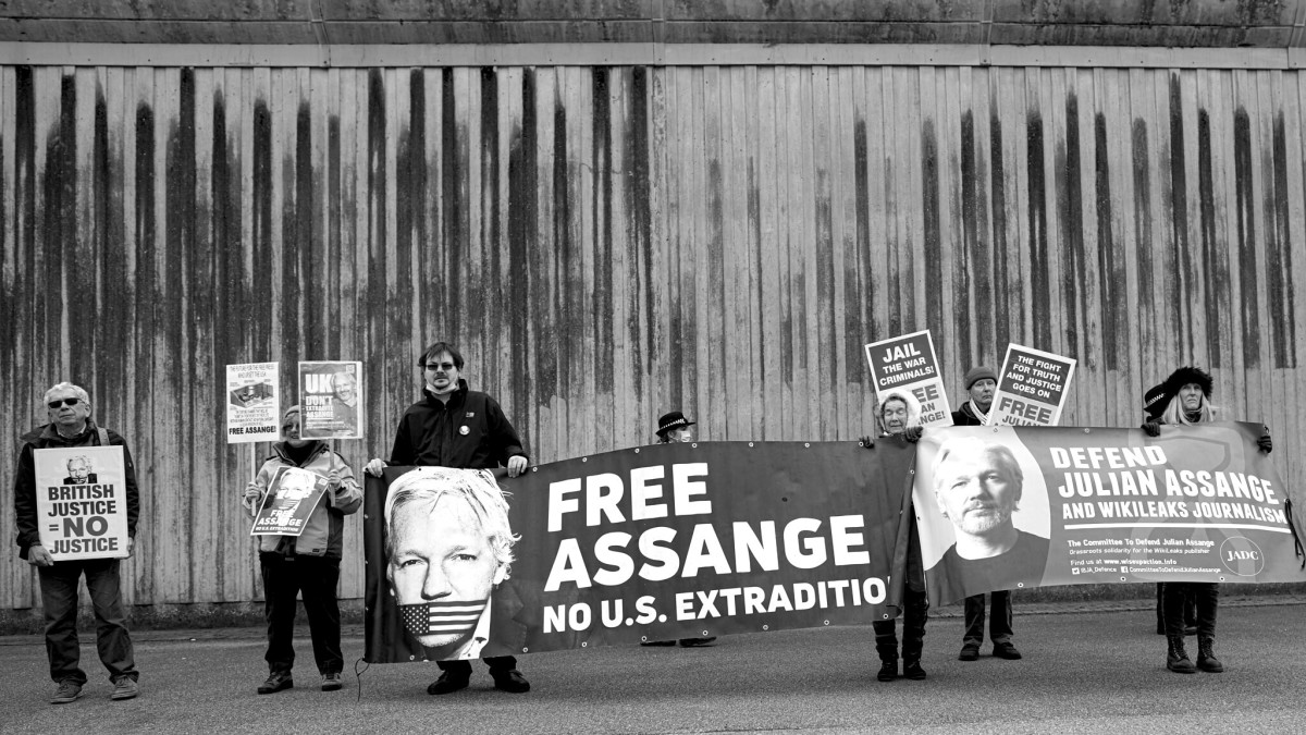 Supporters of Julian Assange outside Belmarsh Prison in London, Jan. 22. (Alisdare Hickson, Flickr, CC BY-SA 2.0)