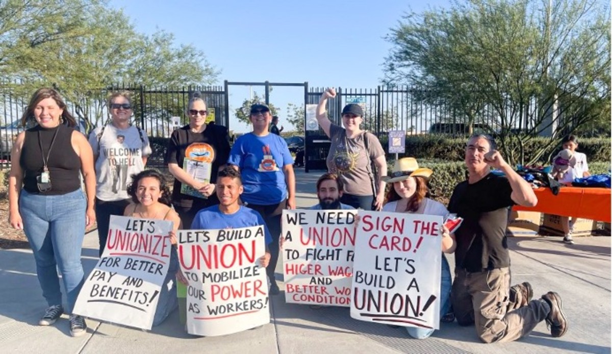 Amazon workers and volunteers helping with union organizing drive outside ONT8 on October 1, 2022. (Photo: United4Change)