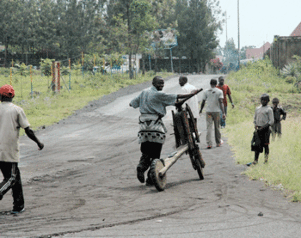 2009-08-19-scenemobutu Image: Road from Mobutu's "Palace" to Gisenyi © Nienaber