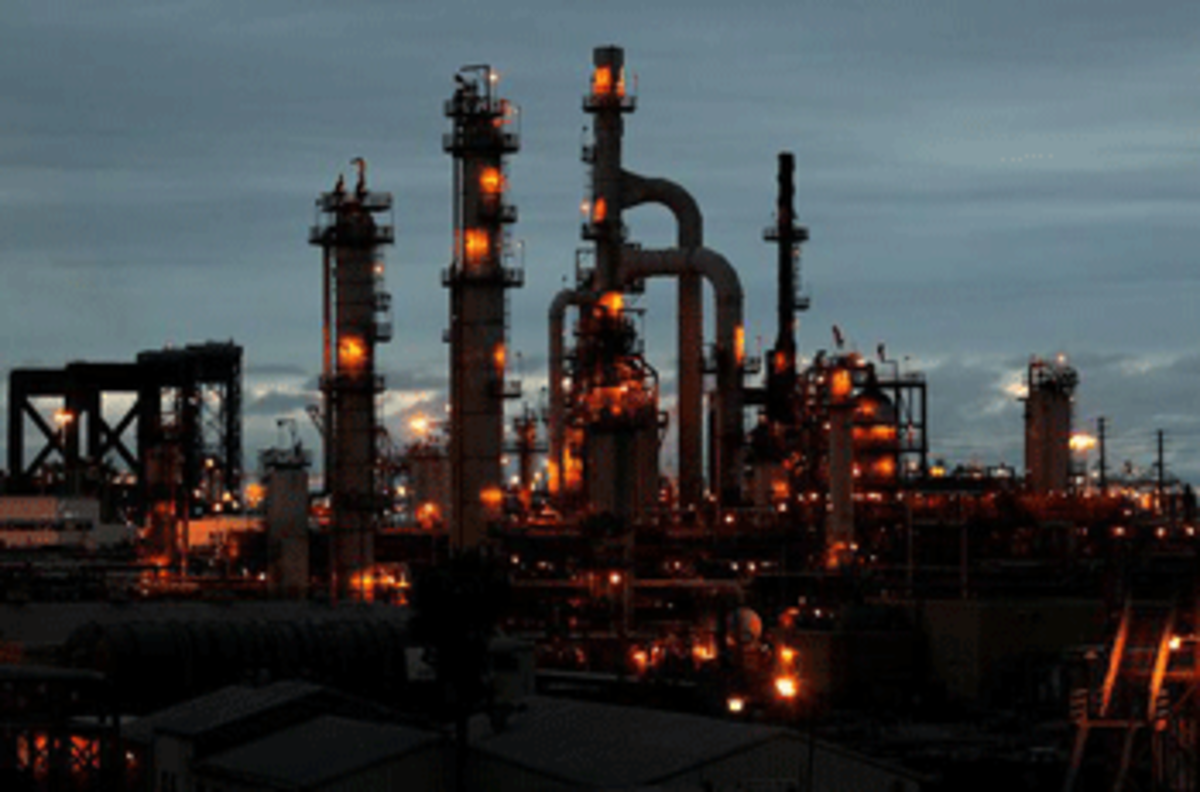 Valero Energy Corp intends to construct a rail terminal in LA Harbor to import for processing 60,000 barrels of diluted bitumen (dilbit) per day from Canada’s tar sands, without public comment or environmental review. Photo By Christina House in the LA Times.